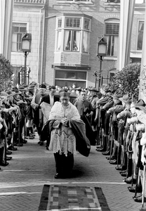 129932 Afbeelding van de aankomst van de genodigden bij de St.-Catharinakerk (Lange Nieuwstraat 36) te Utrecht voor de ...